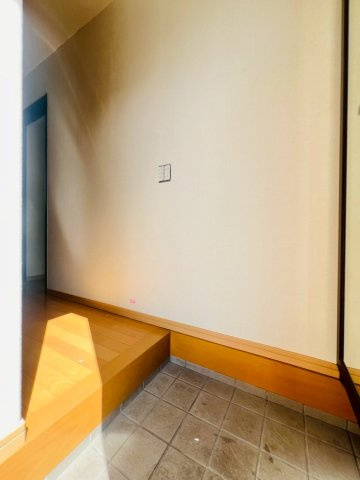 大蔵中町貸戸建1の玄関