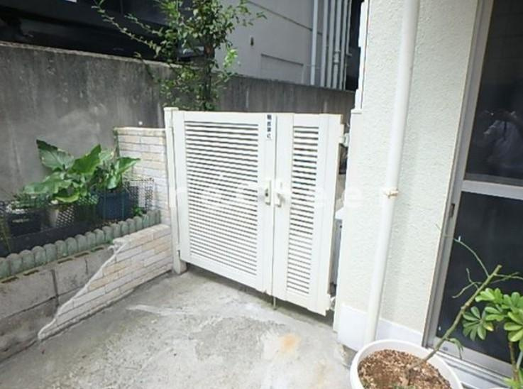 名弘マンションのエントランス