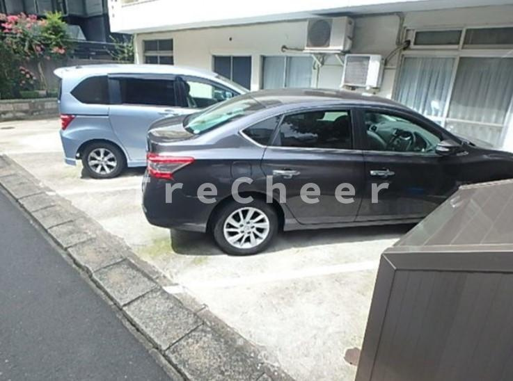 名弘マンションの駐車場