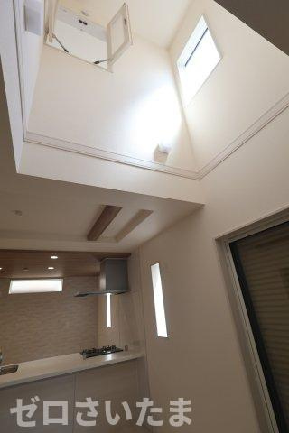 《仲介手数料無料》見沼区東大宮３丁目8-44新築一戸建てブルーミングガーデンの居間・リビング|リビングに吹き抜けがあります