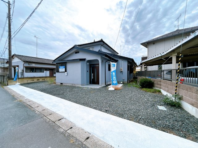 いわき市泉町滝尻字加賀前 中古住宅　陽当たり良好！ 4LDK 不動産プラスの駐車場|駐車場は拡張を行い計4台駐車可能です。幅もあるので、駐車が苦手な方でも安心して駐車できますよ。