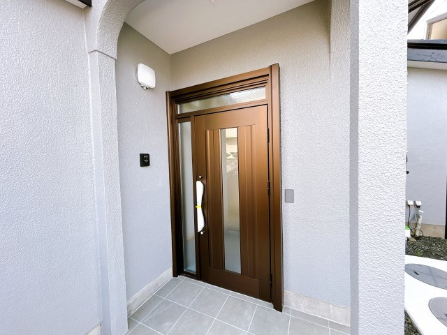 いわき市泉町滝尻字加賀前 中古住宅　陽当たり良好！ 4LDK 不動産プラスの玄関|玄関外観。玄関扉交換、玄関タイルクリーニング、照明器具交換、外壁塗装を行いました。玄関は開き戸タイプになります。