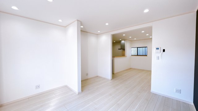 いわき市泉町滝尻字加賀前 中古住宅　陽当たり良好！ 4LDK 不動産プラスの居間・リビング|リビングです。フローリング張替え、建具交換、天井・壁クロス張替え、スイッチ・コンセント交換、照明器具交換を行いました。家族が寛ぐリビングは明るくきれいな空間に仕上げていきます。