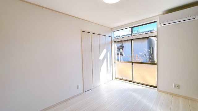 いわき市泉町滝尻字加賀前 中古住宅　陽当たり良好！ 4LDK 不動産プラスの洋室|1階６帖洋室です。フローリング重ね張り、天井・壁クロス張替え、建具交換、照明器具交換、スイッチ・コンセント交換、火災警報器設置を行いました。一人部屋が欲しいお子さん用のお部屋にもよさそうですね。