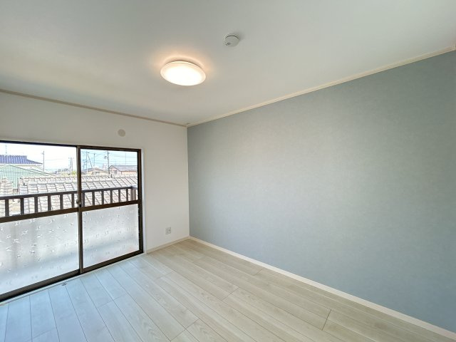 いわき市泉町滝尻字加賀前 中古住宅　陽当たり良好！ 4LDK 不動産プラスの洋室|2階洋室。和室から洋室へ間取り変更を行いました。フローリング張替え、天井・壁クロス張替え、建具交換、スイッチ・コンセント交換、照明器具交換を行いました。