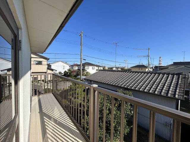 いわき市泉町滝尻字加賀前 中古住宅　陽当たり良好！ 4LDK 不動産プラスのバルコニー|ベランダです。日の光が良く当たるので晴れている日には気持ちよくお洗濯ものを干せそうですね。