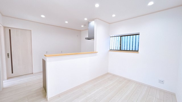 いわき市泉町滝尻字加賀前 中古住宅　陽当たり良好！ 4LDK 不動産プラスの居間・リビング|約17.5帖リビングです。フローリング張替え、建具交換、天井・壁クロス張替え、スイッチ・コンセント交換、照明器具交換を行いました。家族が寛ぐリビングは明るくきれいな空間に仕上げていきます。