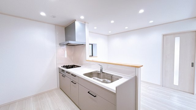 いわき市泉町滝尻字加賀前 中古住宅　陽当たり良好！ 4LDK 不動産プラスのキッチン|キッチンは永大産業製の新品に交換しました。水はねを抑える静音シンクを標準採用。家族との会話を妨げません。