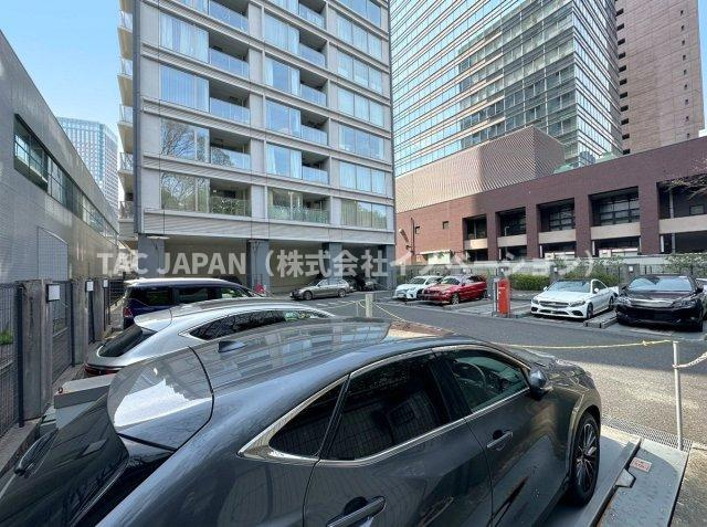 コートレジデントタワーの駐車場|敷地内に完備された駐車場は、お車での外出が多い方にも嬉しい設備。マンション直結のアクセスでお買い物の荷物運搬もスムーズです。空き状況はお気軽にお問合せください。