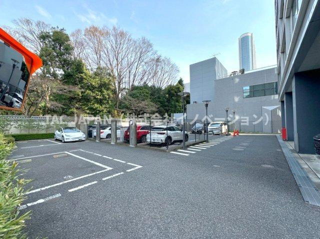 コートレジデントタワーの駐車場|敷地内に完備された駐車場は、お車での外出が多い方にも嬉しい設備。マンション直結のアクセスでお買い物の荷物運搬もスムーズです。空き状況はお気軽にお問合せください。