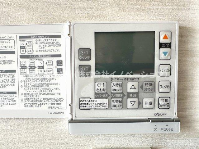 コートレジデントタワーの冷暖房・空調設備|リビングに完備されたガス温水式床暖房。足元からじんわりと部屋全体を暖め、ホコリも舞い上がらず空気を汚さない快適な暖房システム。冬場も素足で過ごせる、上質なくつろぎの時間を演出します。