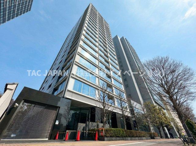 コートレジデントタワーの外観|青空に映える地上21階建の堂々たる外観。2007年築・全122邸のタワーレジデンスは、街路樹の緑と調和しながら凛とした品格を保ち、19年の時を経てなお色褪せない普遍の美しさを湛えています。