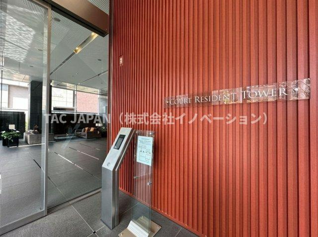 コートレジデントタワーのエントランス|重厚な銘板が品格を放つエントランス。オートロック、防犯カメラ、24時間有人管理による幾重ものセキュリティが、住まう方の暮らしを静かに見守る、安心と上質を兼ね備えたタワーレジデンスです。