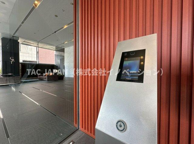コートレジデントタワーの防犯設備|格調高いエントランスには、オートロックシステムやTVモニター付インターホン、24時間有人管理など多層的な防犯設備を完備。住まう方とご家族の毎日を確かに守る、安心のセキュリティ体制が魅力です。