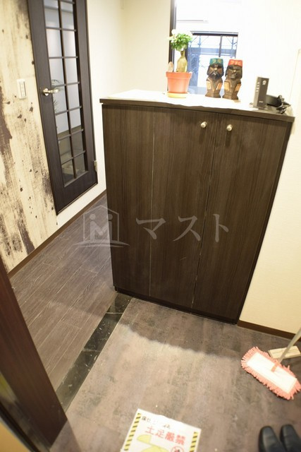 大阪市中央区平野町１丁目の賃貸マンションの玄関