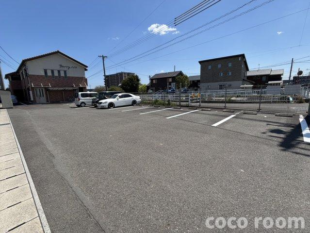 ベリーハイツの駐車場