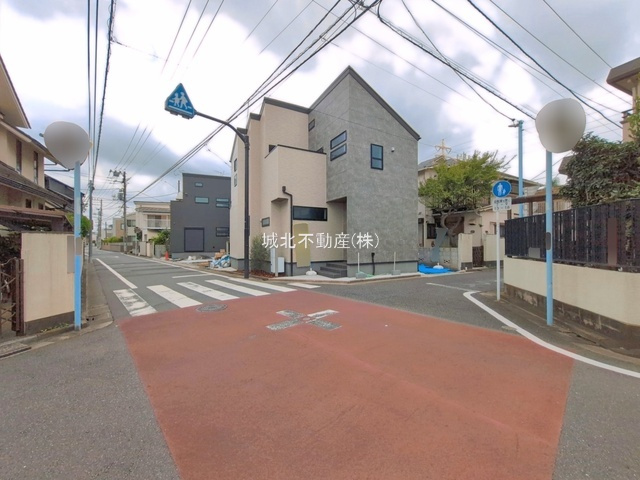 杉並区宮前1丁目 全4棟 1号棟の前面道路含む現地写真|南側約5.1ｍ公道×東側約4ｍ公道に面する開放感
　～光と風を享受する快適な立地～