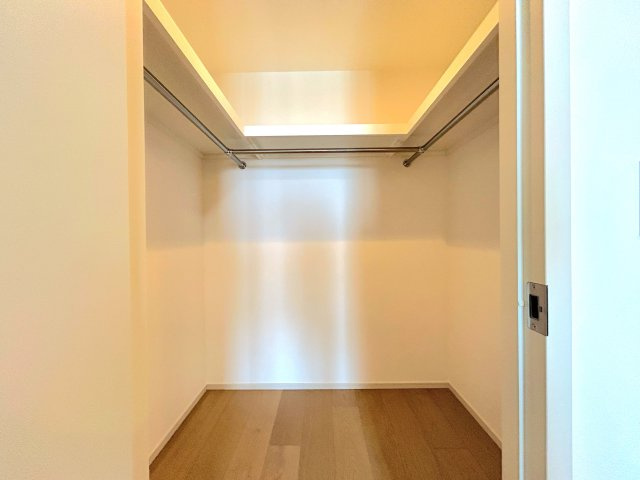 ワールドタワーレジデンスの収納|～Bed room～
多くの人がお困りの住まいの収納。ウォークインクローゼットがあればタンスを置く必要がなく、出っ張りのないスッキリ空間を維持でき、限られたスペースを有効に活用できます。