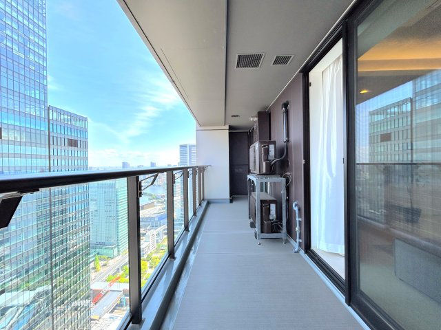 ワールドタワーレジデンスのバルコニー|～Balcony～
気持ちの良い風を感じながら、眺望を楽しめるプライベートバルコニー。心が癒され、明日への活力が湧いてきます。