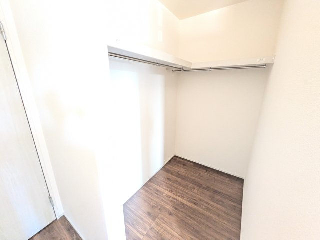 小美玉市納場　第4　新築戸建ての収納|衣類や季節ものバッグ、帽子などの小物もまとめて収納できる広々としたウォークインクローゼット♪