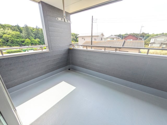 小美玉市納場　第4　新築戸建てのバルコニー|広々としたワイドバルコニーは、日当たり良好で毎日の洗濯物干しに最適です。