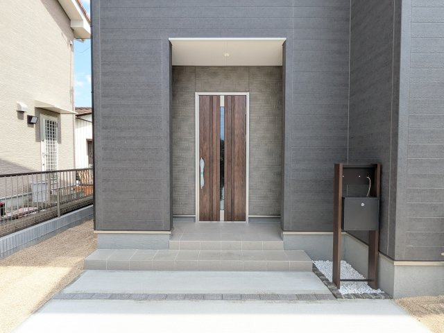 小美玉市納場　第4　新築戸建ての玄関|お洒落な玄関ドアと洗練された外壁デザイン。家の顔にふさわしい上質な佇まいで、ご家族やお客様を迎えます。