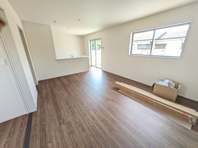 小美玉市納場　第4　新築戸建ての居間・リビング|南向きで明るく陽当たりの良いリビングです♪