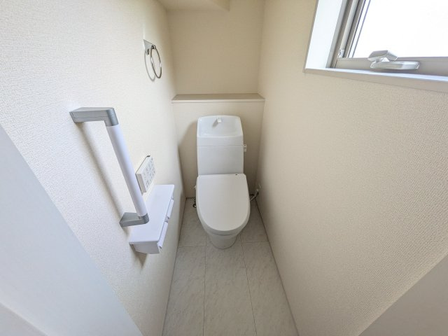 小美玉市納場　第4　新築戸建てのトイレ|窓付きで明るく白を基調とした清潔感のあるトイレは温水洗浄便座付きです♪

