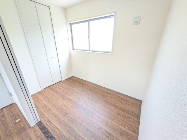 小美玉市納場　第4　新築戸建ての洋室|リビングと繋がる多目的スペース。引き戸を開ければ広々LDK、閉じれば客間や書斎、お子様の遊び場に早変わりします。