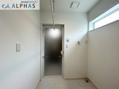 【玄関】 | 姫路市奥山　築浅一戸建て | ■雨の日でも便利な脱衣所に室内干し可能です♪