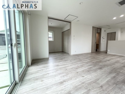 【居間・リビング】 | 姫路市奥山　築浅一戸建て | ■南面ＬＤＫ＋洋室仕切りを開放すれば約20.5帖の広々スペースになります♪