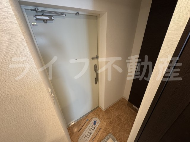 Luxe玉造IIIの玄関|明るい玄関です