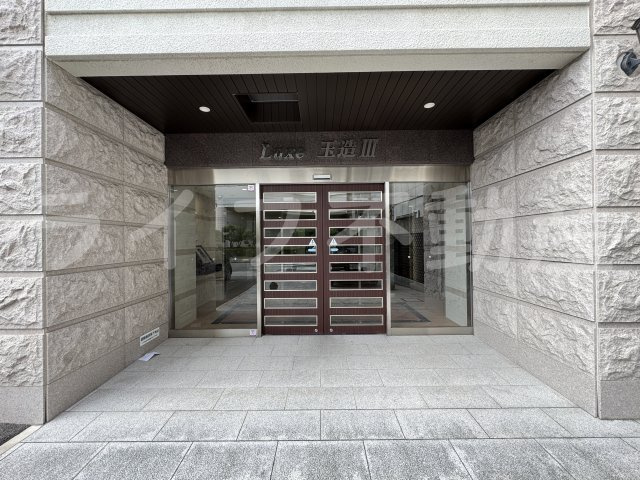 Luxe玉造IIIのエントランス|毎日通るエントランスはこのようになっています