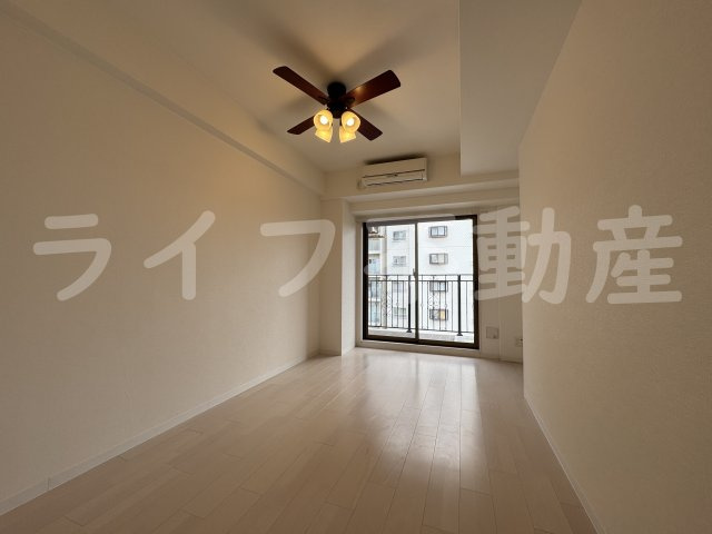 Luxe玉造IIIの居間・リビング|こちらのリビングで趣味の時間をお楽しみください