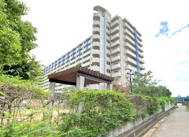 芦屋ハイタウンの外観|1階のお部屋なので、エントランスや駐車場・駐輪場が近いです。
