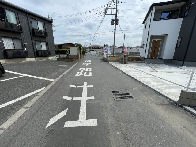 新築戸建・新築建売　佐野市犬伏下町　犬伏小学校・北中学校の前面道路含む現地写真