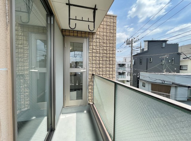 杉並区荻窪1丁目のバルコニー|3階バルコニー
2部屋から出入り可能で便利な仕様
陽当り良好でお洗濯物もしっかりと乾きます