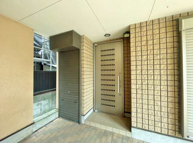 杉並区荻窪1丁目の収納|玄関横には趣味の道具などしまえる便利なシャッター付収納がございます