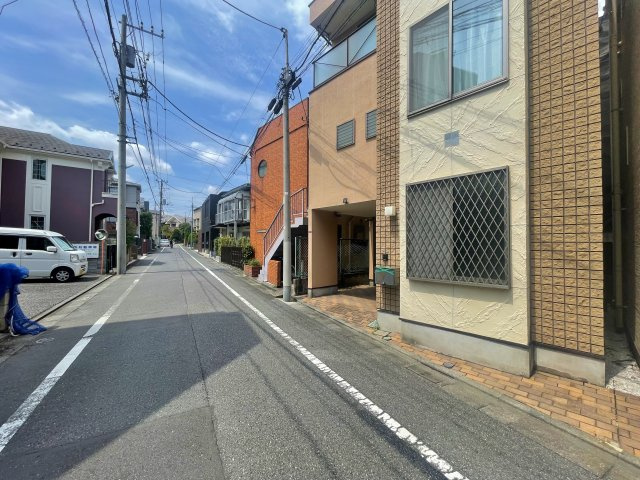 杉並区荻窪1丁目の前面道路含む現地写真|南側約5.4ｍ公道に面し陽当り・風通し良好です
広々とした前面道路で開放的