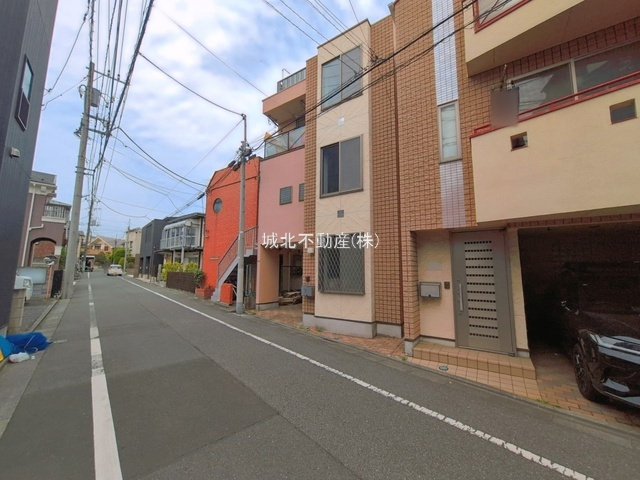 杉並区荻窪1丁目の前面道路含む現地写真|南側約5.4ｍ公道に面し陽当り・風通し良好
間口も広々6.4ｍで開放的です
