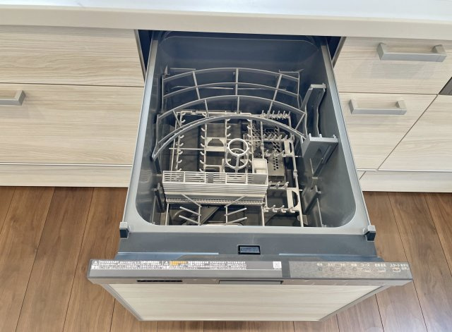杉並区荻窪1丁目のキッチン|【食器洗乾燥機】
食後の片づけに便利な食器洗乾燥機が標準装備です 時間が有効活用でき、節水にもなります