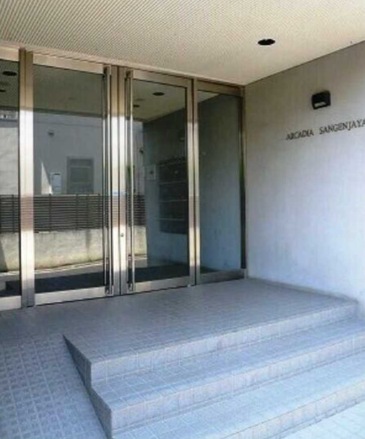 アルカディア三軒茶屋　南東角部屋　駐輪場　収納豊富のエントランス
