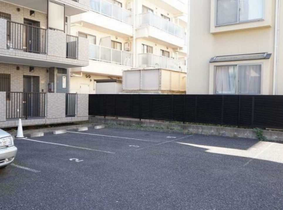 アルカディア三軒茶屋　南東角部屋　駐輪場　収納豊富の駐車場