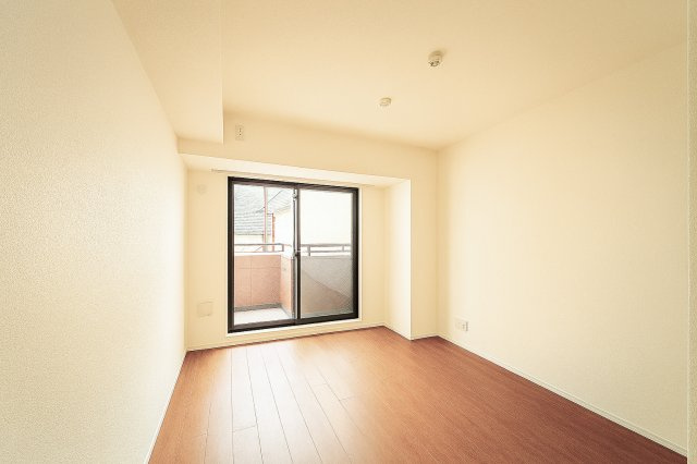 ライオンズマンション向島第2の洋室|たっぷりの自然光が差し込む洋室で、家族とのくつろぎ時間がいっそう心地よく広がる空間へ。