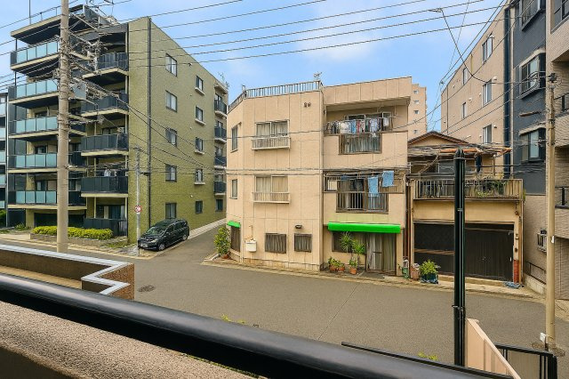 ライオンズマンション向島第2の展望|窓越しに広がる風景が、暮らしのリズムに優しく寄り添います。空の移ろい、そよぐ風、遠くの街灯りが日常に静かな豊かさと安らぎをもたらしてくれます。