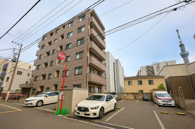 ライオンズマンション向島第2の外観|控えめながらも洗練されたフォルムが、街並みに自然と溶け込みます。ほどよい高さと落ち着きのある佇まいが、住まう人に安心感と静かな誇りをもたらします。