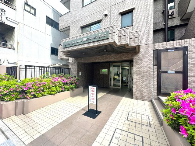 ライオンズマンション向島第2のエントランス|上質感漂うエントランスが、家族の帰宅をやさしく迎え、日常をちょっと特別に彩ります。
