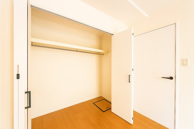 ライオンズマンション向島第2の収納|使い勝手にこだわった収納設計は、必要なものがすぐ手に取れる工夫が随所に施されており、忙しい毎日の家事をより快適でスムーズに進められる空間となっています。生活動線を考えた配置でストレスフリーな暮らしを。