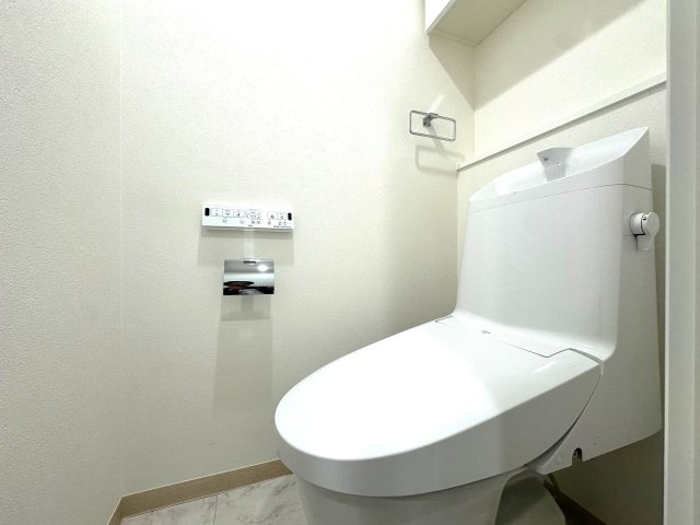 ライオンズマンション向島第2のトイレ|最新設備を備えたトイレは、快適性とスタイリッシュさを兼ね備えた空間。清潔感のある美しい内装とすっきりとしたデザインが、暮らしに心地よさをプラス。清潔・快適・美しさが調和した、上質なトイレ空間です。