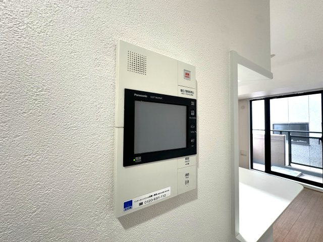 ライオンズマンション向島第2の防犯設備|リビングから来訪者の姿をしっかり確認できるモニター付きインターホンは、防犯性はもちろん、急な来客にも安心して対応できる心強い設備。ご家族の安全と安心な暮らしをそっと支えてくれます。